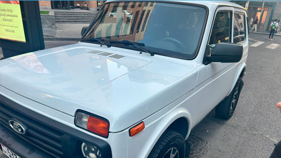 Белая Лада Нива из автопарка Naniko