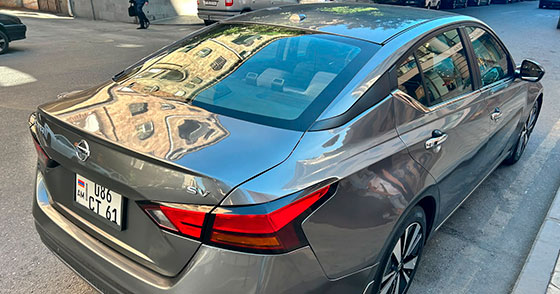 Nissan Altima - вместительный седан D-класса для аренды при переезде в Армению от Naniko